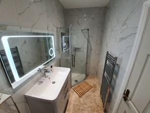 Shower, bidet, towels, soap - Amazing Double Room with own bathroom in Harrow LONDON (Harrow)