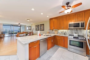 Apartamento, varias camas, balcón, vistas al mar (Country Club Villas #208) | Cocina privada | Frigorífico, microondas, horno y placa de cocina