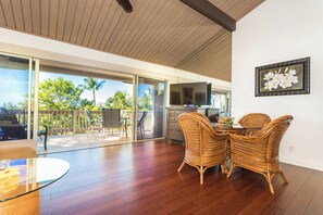 Huoneisto, useita sänkyjä, lanai, valtamerinäköala (Keauhou Resort #110) | Ulkoruokailutilat