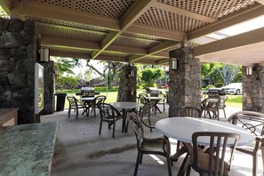 Outdoor dining - Surf & Racquet Club #24 (Kailua-Kona)
