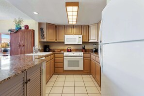 Condo, Berbilang Katil, Balcony, Partial Ocean View (White Sands Village #222) | Dapur peribadi | Peti sejuk, ketuhar gelombang mikro, ketuhar, dapur 