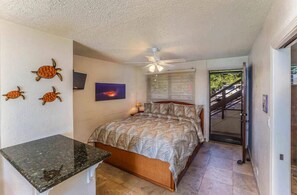 Suite studio, 1 très grand lit et 1 canapé-lit, patio, vue sur l’océan (Kona White Sands A4) | 1 chambre, décor unique, ameublement unique, fer et planche à repasser