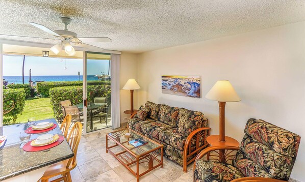 Suite estudio, 1 cama King size y sofá cama, patio, vista al océano (Kona White Sands A4) | Área de sala de estar | Televisión de pantalla plana de 35 pulgadas con canales digitales