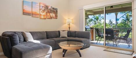 Condo, vÔrias camas, banheira de imersão, vista para o jardim | Sala de estar | TV 40 polegadas com canais a cabo