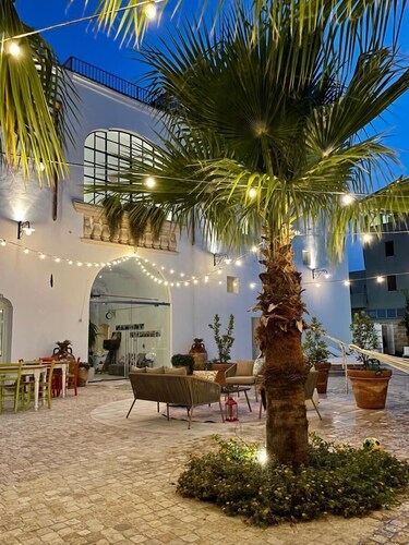 Rural mansion from the 1700s with swimming pool, hot tub and solarium.