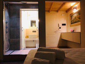 6 bedrooms, bed sheets