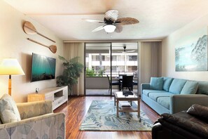 Condo, várias camas, sacada, vista parcial para o oceano (White Sands Village #120) | Área de estar | TV de tela plana 42 polegadas com canais digitais