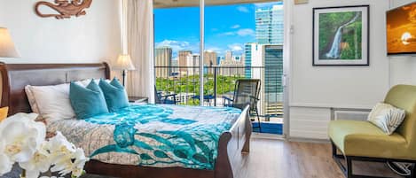 Studiosvit - 1 queensize-säng med bäddsoffa - balkong - utsikt mot staden (Marine Surf Waikiki 2206) | 1 sovrum, individuell inredning, unika möbler och gratis wi-fi