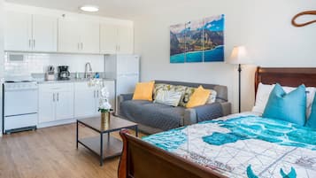 Studiosuite, 1 queensize-seng med sovesofa, balkong, byutsikt (Marine Surf Waikiki 2206) | Oppholdsområde | En 42-tommers Flatskjerm-TV med digitale kanaler samt TV