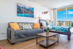 Studio Suite, 1 Tempat Tidur Queen dengan tempat tidur Sofa, balkon (Marine Surf Waikiki 2206) | Area keluarga | Televisi layar datar 42-inci dengan saluran TV digital dan TV