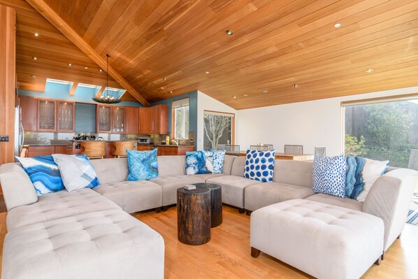 House, Multiple Beds, Hot Tub, Ocean View | Living area | 40-inch TV with cable channels, fireplace - Pelican's Landing (Sea Ranch)