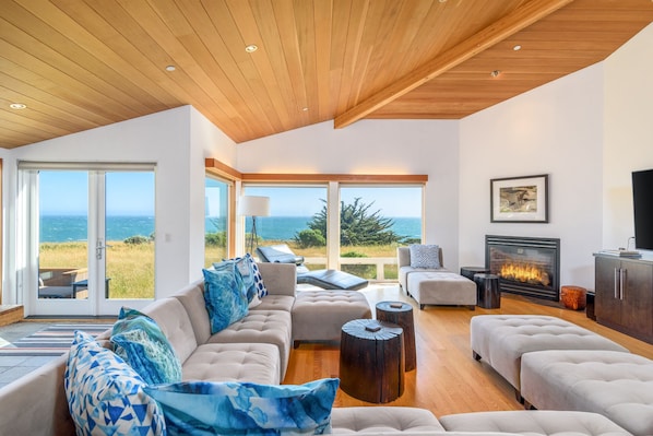 House, Multiple Beds, Hot Tub, Ocean View | Living area | 40-inch TV with cable channels, fireplace - Pelican's Landing (Sea Ranch)