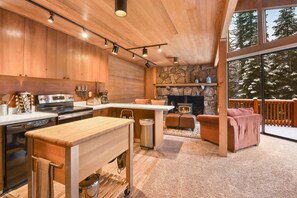 Casa, varias camas (Alpine Oasis Cert # 14947) | Cocina privada | Lavavajillas 