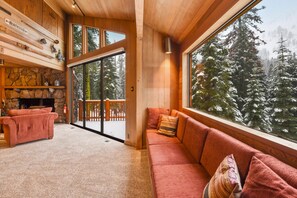 Nhà, nhiều giường (Alpine Oasis Cert # 14947) | Phòng khách | TV, lò sưởi 