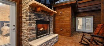Rustic Diamond has Secluded back deck & Jetted walk in shower! EPIC & Sleeps 5