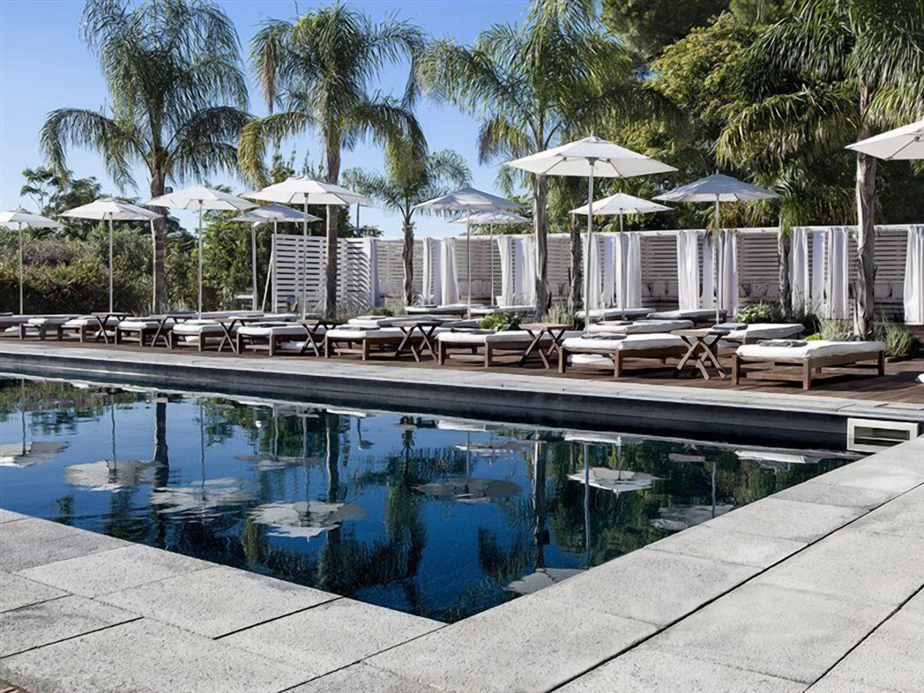 Una piscina cubierta, una piscina al aire libre