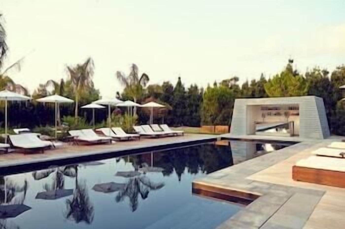 Una piscina techada, una piscina al aire libre