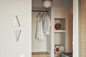 Two Bedroom Suite Mini Jetted Pool Sunset & Sea View | Wardrobe