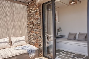 Suite junior, vistas al mar | Ropa de cama de alta calidad y edredones de plumas