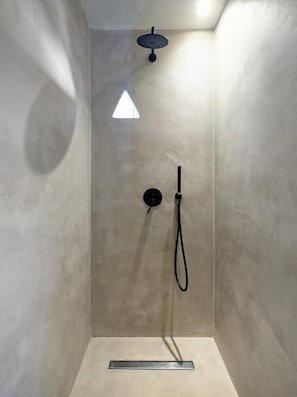 Shower, rainfall showerhead, designer toiletries, hair dryer - Under the Sun Cycladic Village (Tinos)