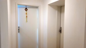A hallway with a closed door featuring a Halloween decoration. - Studio Apartment 30m2 (Bad Homburg vor der Höhe)