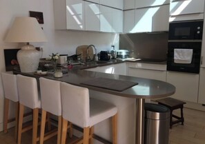 Réfrigérateur, micro-ondes, four, plaque de cuisson