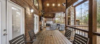 The Modern & Luxurious "Mystic Love" Cabin!