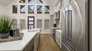 冰箱、微波炉、烤箱、炉灶