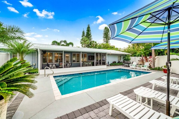 A heated pool - Private Heated Pool, walk to St Armand's! Perfect for families! (Lido Key)