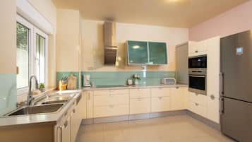 Luxury Villa | Private kitchen | Oven, stovetop, dishwasher, toaster