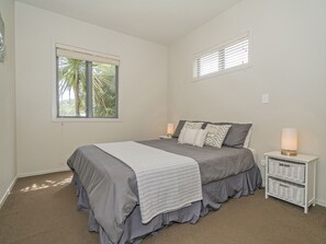 3 bedrooms, iron/ironing board, WiFi, bed sheets - Lakeside Villa Retreat - Matarangi Downstairs Unit (Matarangi)