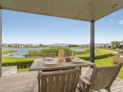 Lakeside Villa Retreat - Matarangi Downstairs Unit