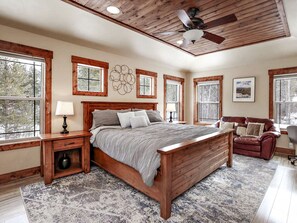 5 bedrooms, desk, travel cot, free WiFi - Wonderful 5 bdrm cabin on 1acre wooded lot with stream (McCall)