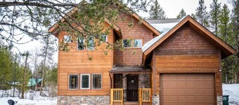 Wonderful 5 bdrm cabin on 1acre wooded lot with stream