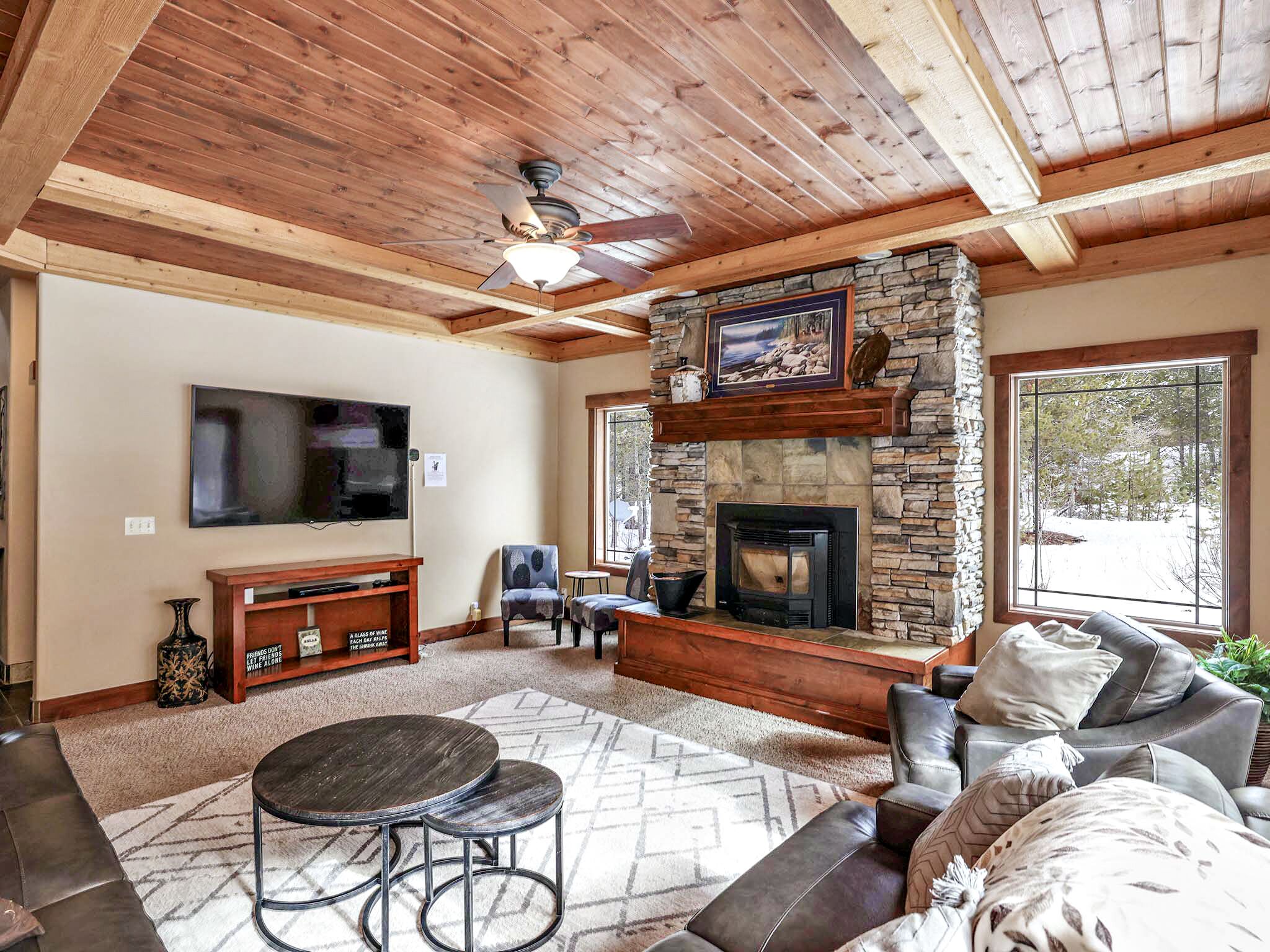 Smart-tv, eldstad, dvd-spelare och en stereo