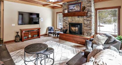 Wonderful 5 bdrm cabin on 1acre wooded lot with stream