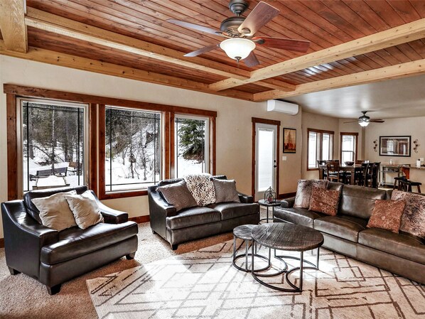 Smart TV, fireplace, DVD player, stereo - Wonderful 5 bdrm cabin on 1acre wooded lot with stream (McCall)