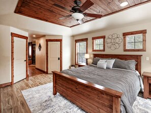 5 bedrooms, desk, travel cot, free WiFi