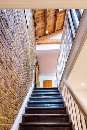 Apartment (3 Bedrooms) | Staircase