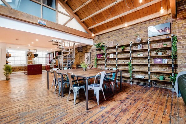 Apartment (3 Bedrooms) | In-room dining