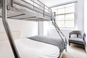 3 عدّة غرف نوم وأغطية فراش متميزة وبديكورات فريدة لكل غرفة