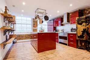 Apartment (3 Bedrooms) | Private kitchen | Fridge, microwave, oven, stovetop - Loft Apartment, With Roof Terrace in the Heart of Shoreditch (London)
