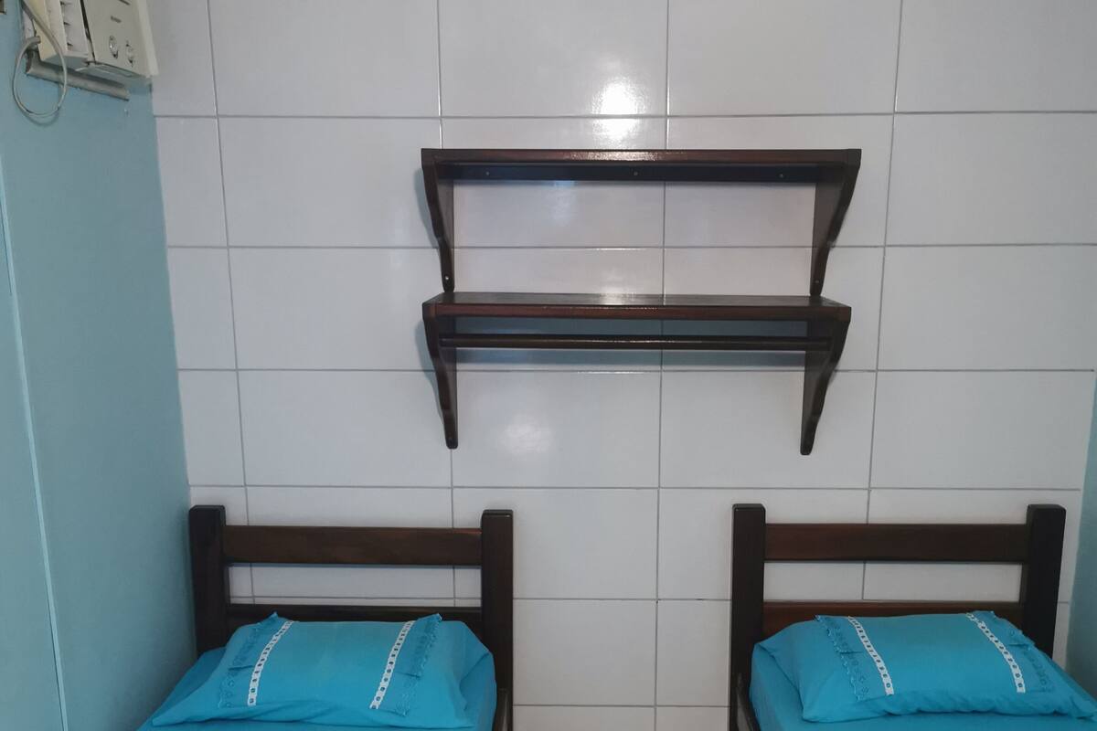 Habitación con 2 camas individuales | Wifi gratis y ropa de cama