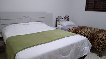 Quarto triplo (1 Double bed + 1 Single bed)