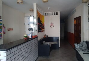 ฝ่ายต้อนรับ