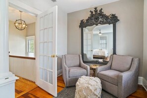 5 camere, una scrivania, ferro/asse da stiro, Wi-Fi gratuito