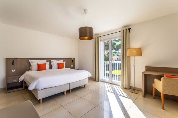 4 habitaciones, tabla de planchar con plancha, internet y ropa de cama 