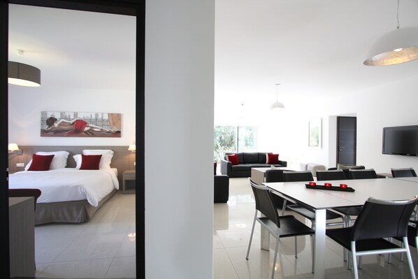 6 bedrooms, iron/ironing board, internet, bed sheets