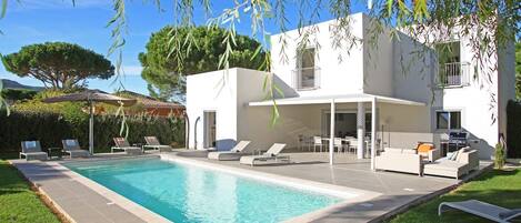 من حمّامات السباحة المغطاة