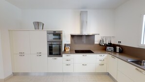 Kaffetrakter/tekoker, kjøleskap, mikrobølgeovn og ovn